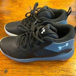 Boys Size 5 Under Armour Baskeball Shoes NWOT